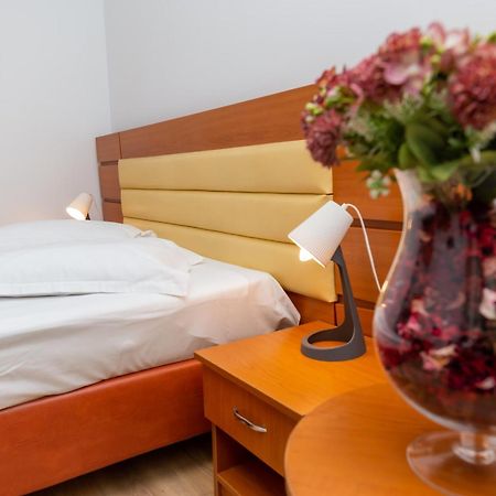 Hotel Sir Colentina ブカレスト エクステリア 写真