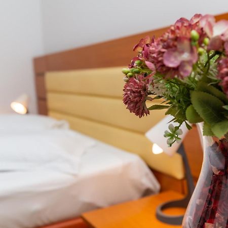 Hotel Sir Colentina ブカレスト エクステリア 写真