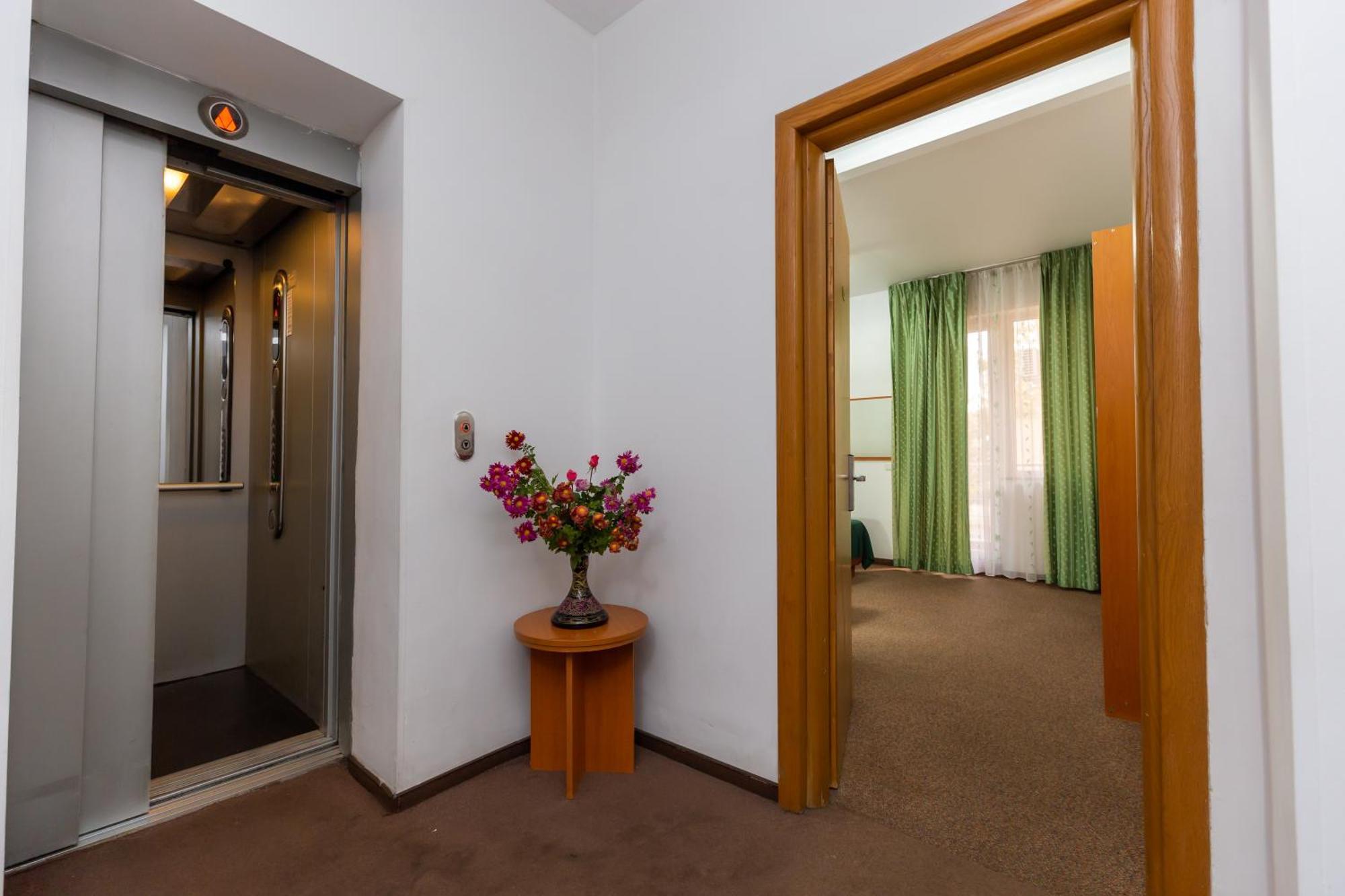 Hotel Sir Colentina ブカレスト エクステリア 写真