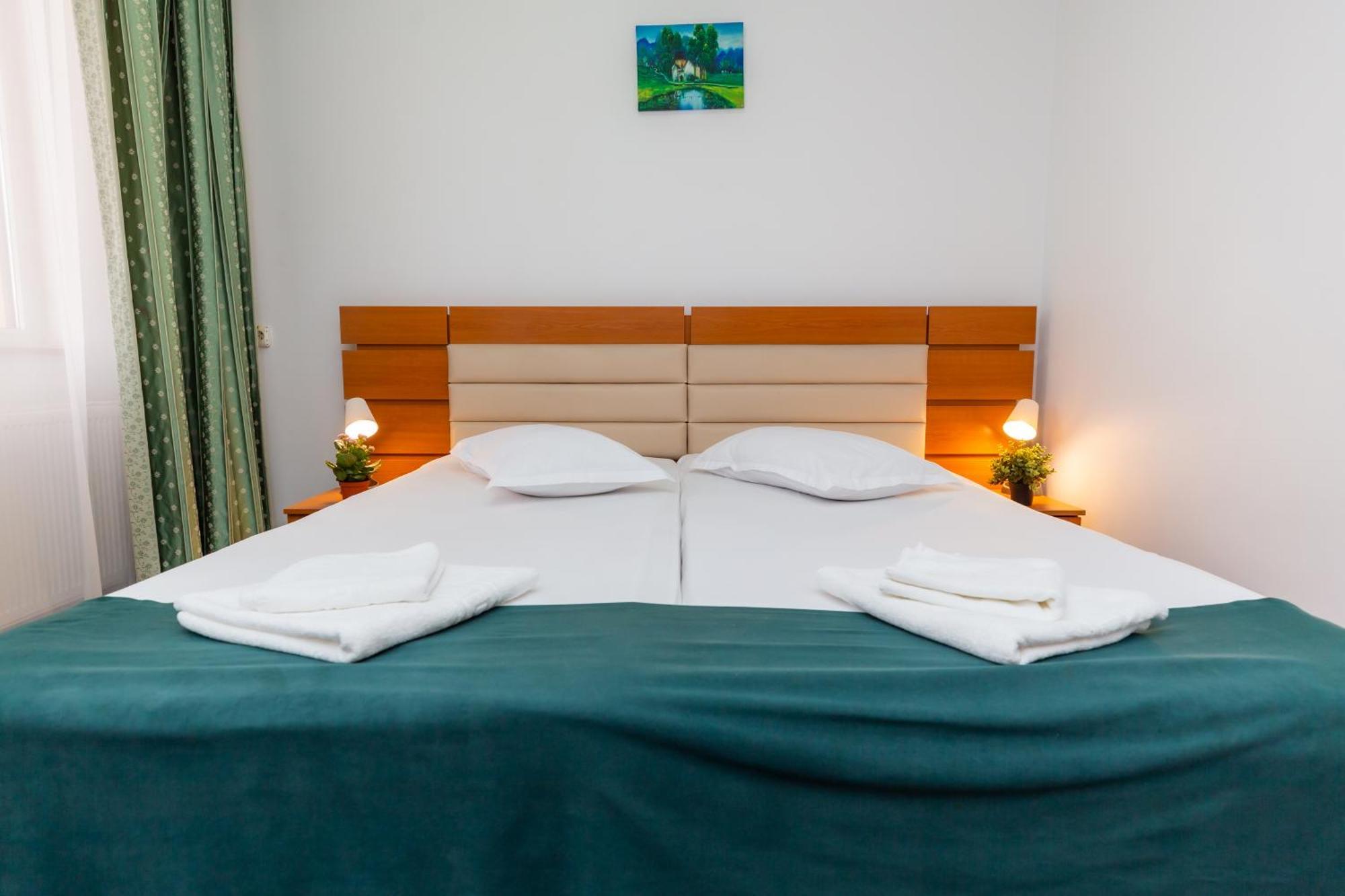 Hotel Sir Colentina ブカレスト エクステリア 写真
