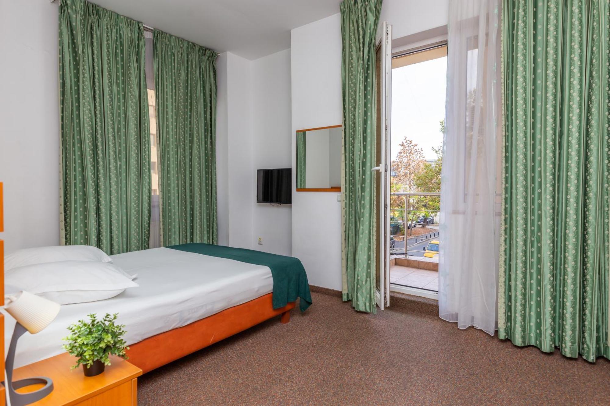 Hotel Sir Colentina ブカレスト エクステリア 写真
