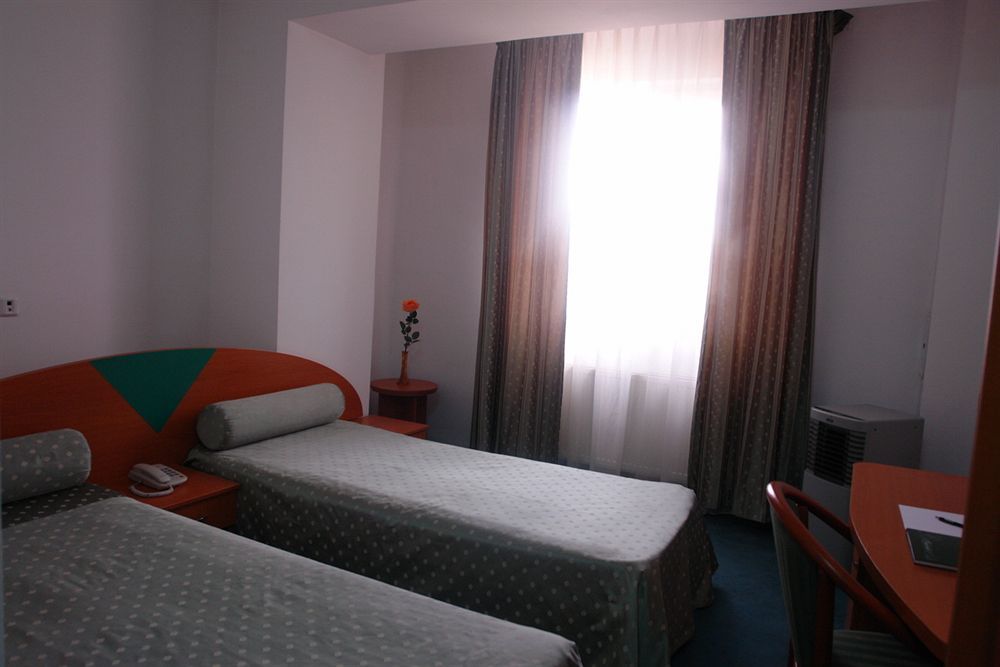 Hotel Sir Colentina ブカレスト エクステリア 写真