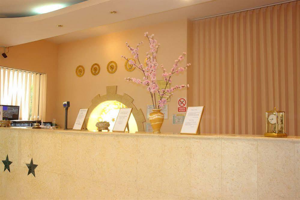 Hotel Sir Colentina ブカレスト エクステリア 写真