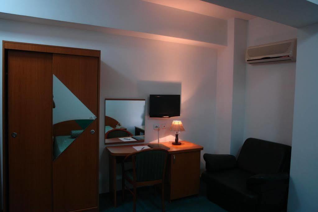 Hotel Sir Colentina ブカレスト エクステリア 写真